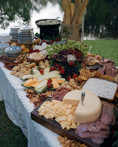 Essen, Charcuterie Table Aesthetic, Reception Grazing Table, Wedding Charcuterie Table Simple, Charcuterie Garden Party, Charcuterie Board At Wedding, Large Wedding Charcuterie Table, Wedding Food Charcuterie, Backyard Charcuterie Board