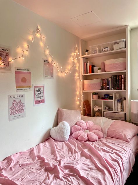 Bilik Tidur Kecil, Pink Dorm Rooms, Bilik Idaman, Cozy Dorm Room, Diy Dekor, College Dorm Room Decor, Room Redesign, Dorm Room Inspiration, Dekorasi Kamar Tidur