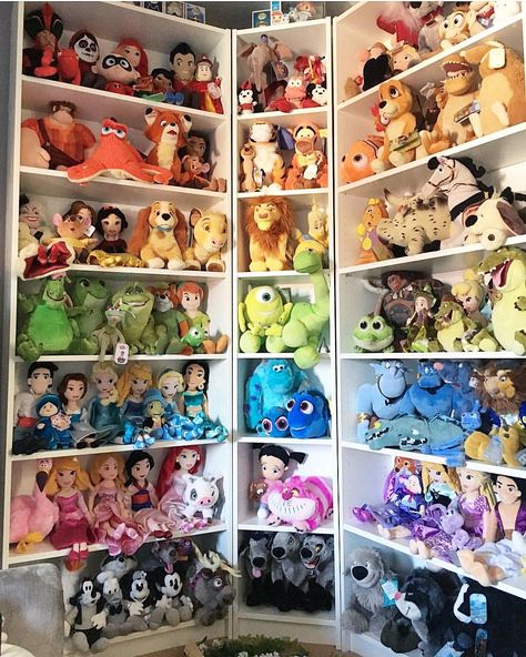 Home Disney Decor, Disney Plush Display, Disney Room Theme, Disney Bedroom Aesthetic, Disney Room Aesthetic, Disney Bedroom Decor, Disney Bedroom Ideas, Disney Themed Room, Peluche Disney