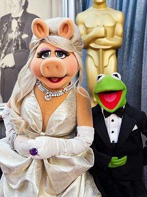 Working the red carpet @ the Oscars. Ms Piggy, Die Muppets, Kermit And Miss Piggy, Fraggle Rock, Oscar Red Carpet, The Muppet Show, Miss Piggy, Kermit The Frog, Jim Henson