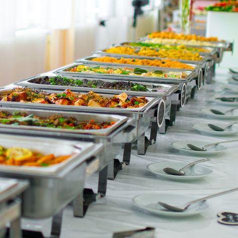 Catering Party Food, Buffet Dishes Display, Restaurant Set Up, Buffet Serving Dishes Food Displays, Sterno Buffet Set Up, Hot Food Buffet Ideas, Hot Buffet Food Ideas Party, Serving Dishes For Entertaining, Food Set Up For Party Buffet Tables