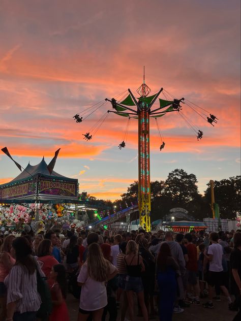 Summer Fair Aesthetic, Sunset With Friends, Fair Girls, Fair Aesthetic, Summer Sunset Beach, Carnival Date, Summer Fair, Sky Wallpaper, Wallpaper Photo