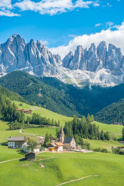 Italian Alps Aesthetic, Hiking In The Alps, Beautiful Mountains Wallpaper, Mountains Images, Alps Travel, Alps Italy, Glacier Lake, Dolomites Italy, Mountain Images