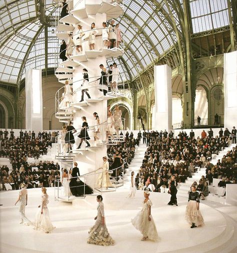 Fashion Runway Show Interior Design: Chanel Spring/Summer 2006 Fashion Show Runway Stage, Fashion Show Set Design, Fashion Show Design, Runway Design, Catwalk Design, Fashion Runway Show, Coco Chanel Fashion, Chanel Fashion Show, Chanel Runway