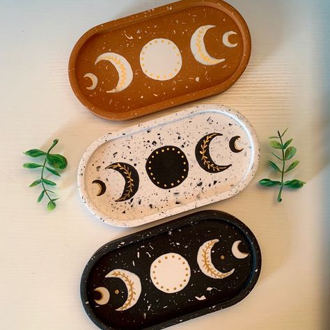 Bohemian celestial botanical handmade home decor Moon Trinket Dish, Ceramic Dish Set Handmade, Aesthetic Trinket Dish, Terrazzo Jesmonite, Jesmonite Ideas, Moon Plate, Ceramic Moon, Diy Keramik, Diy Pottery Painting