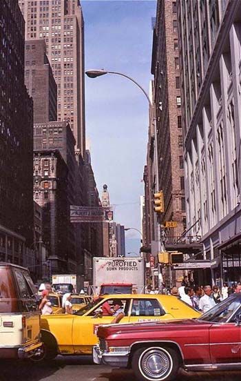 34th Street and 7th Avenue facing North, 1977.   Photo by Laura Knight Vintage New York, Nex York, Laura Knight, Photo New York, Baba Jaga, New York Vintage, Fotografi Vintage, City Vibe, Foto Vintage