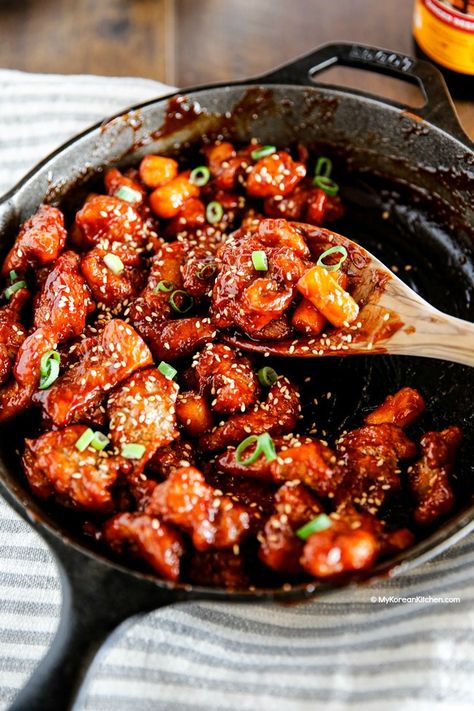 Korean style popcorn chicken. It's a crunchy and sticky bite-sized chicken coated with delicious Korean sauce! | MyKoreanKitchen.com Korean Sauce, Popcorn Chicken Recipe, Korean Kitchen, Korean Fried Chicken, Popcorn Chicken, 17 Kpop, Korean Dishes, Ayam Goreng, Asian Dishes