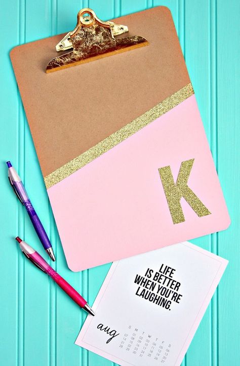 These personalized clipboards are fun and glittery. Make one for yourself, your friends, co-workers and your child's teacher. Clipboard Crafts, Clipboard Decorating, Escuela Diy, Diy Clipboard, Personalized Clipboards, Teachers Diy, Diy School Supplies, Diy Teacher Gifts, School Diy