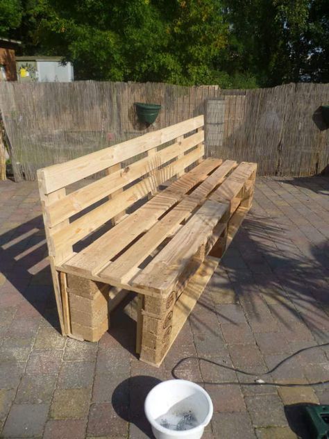 Recycled Pallets, Pallet Bank, Pallet Garden Benches, Pallet Garden Furniture, 1001 Pallets, Pallet Bench, Pallet Designs, Diy Garden Furniture, Pallet Outdoor