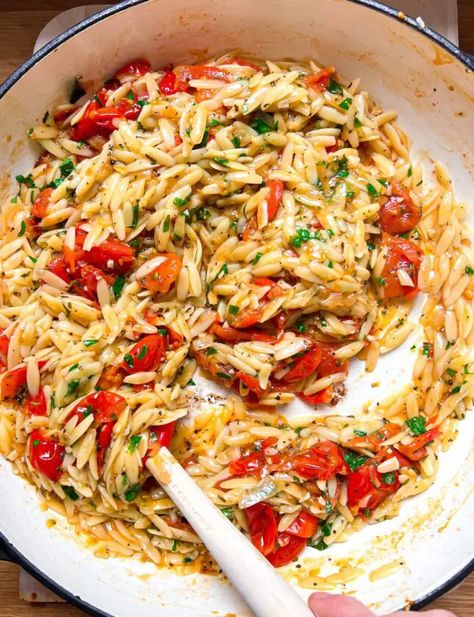 Tomato Orzo Pasta, Orzo Vegan, Vegan Cookie Dough Recipe, Tomato Orzo, Orzo Pasta Recipes, Orzo Dishes, How To Cook Orzo, Orzo Recipes, Dried Basil