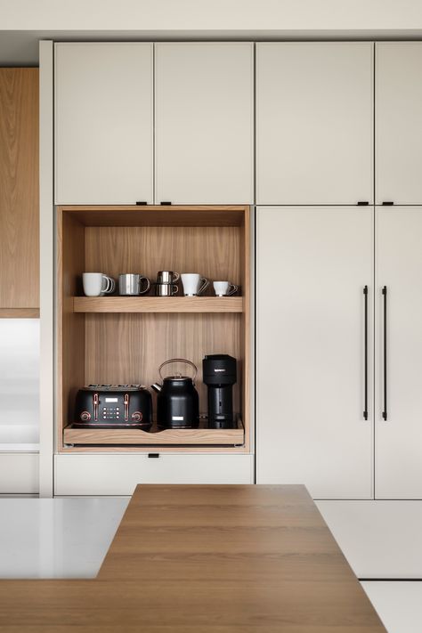 White oak.
Coffee bar.
Roll out. White Oak Kitchen, Home Coffee Bar, Modern Kitchen Design Open Concept, Mobile Tv, 아파트 인테리어, Oak Kitchen, Kitchen Inspiration Design, Kitchen Furniture Design, Kitchen Room Design