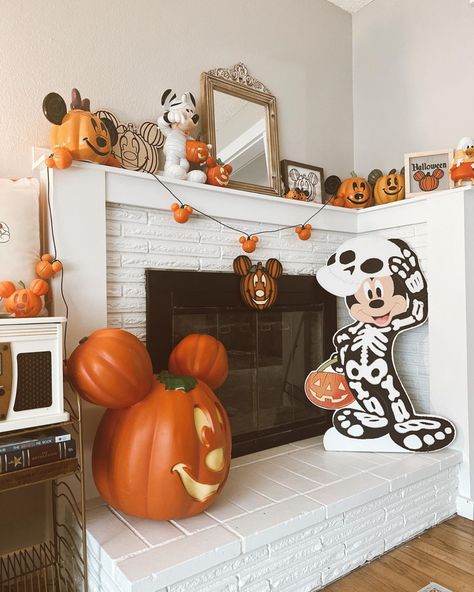 disney halloween decor Disney Halloween Decor, Disney Halloween Diy, Disney October, Disney Halloween Decorations, Disney Halloween Parties, Mickey Halloween Party, Johnson House, October Outfits, Halloween Decor Ideas