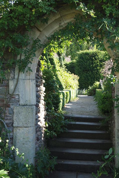 Garden Paths, Spring Court, A Court Of Mist And Fury, Arte Inspo, Garden Gates, English Garden, Pretty Places, Dream Garden, Land Scape