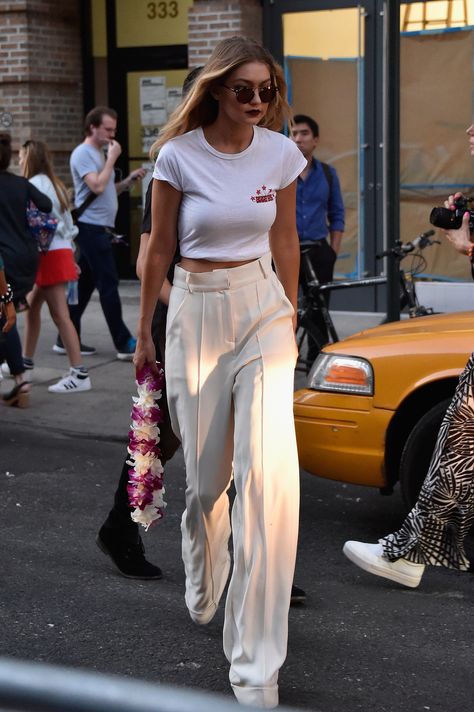 New York Fashion Week Gigi Hadid Street Style, Cream Trousers, Gigi Hadid Style, West Coast Fashion, Hadid Style, Cooler Look, Stil Inspiration, Looks Street Style, Modieuze Outfits