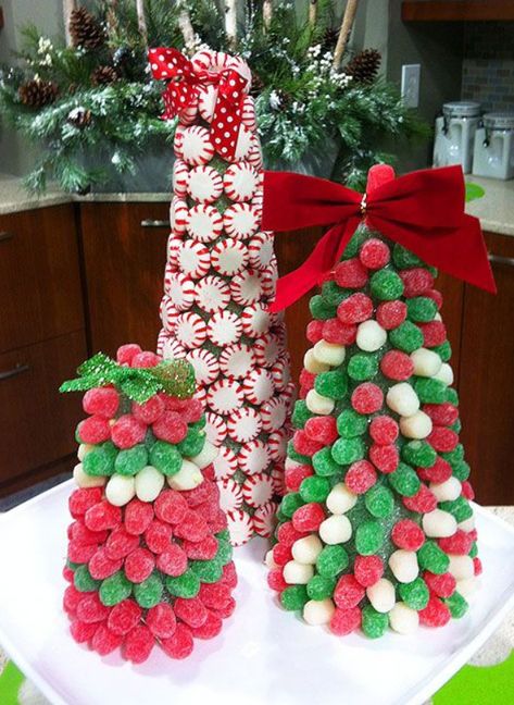 Árvore de Natal comestível com jujubas Christmas Candy Buffet, Candy Cane Wreath Diy, Candy Topiary, Christmas Candy Crafts, Gingerbread Christmas Decor, Candy Land Christmas Decorations, Candy Cane Wreath, Candy Land Christmas Decorations Outdoor, Candy Land Christmas Decorations Diy