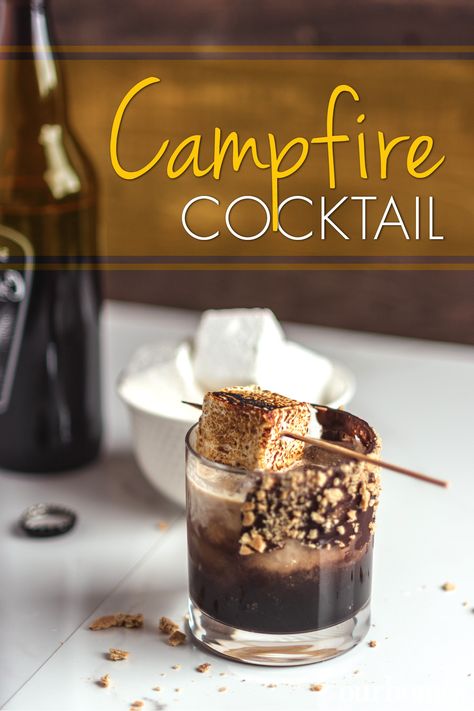 Fall Drinks With Amaretto, Winter Campfire Food, Smores Cocktail Whiskey, Campfire Cocktail Recipe, Smores Alcoholic Drinks, Smores Cocktail Recipe, S’more Cocktail, Smore Cocktail, Baileys Smores Recipes Drinks