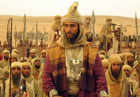 Darius and his army as portrayed in "Alexander" Alexander Film, Darius Iii, Temple Building, Caucasian Race, Persian Warrior, Egyptian Movies, Iran Pictures, Ancient Persia, Imdb Movies