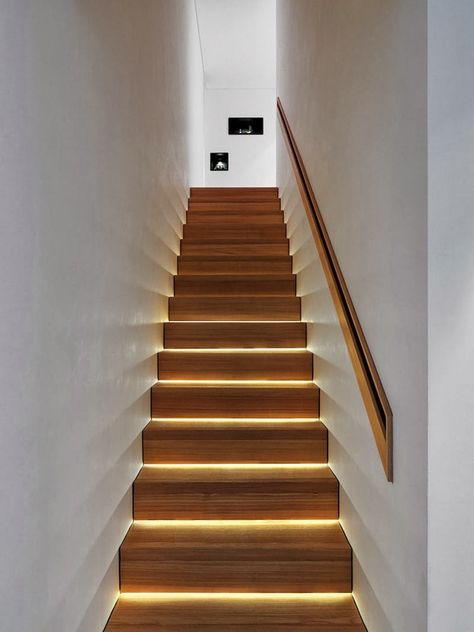 Modern Lighting Ideas That Turn The Staircase Into A Centerpiece.  @homedit Staircase Lighting Ideas, Led Stair Lights, Stairs Lighting, Blitz Design, Alpine House, Stairway Lighting, Detail Arsitektur, Stair Lights, Stairs In Living Room