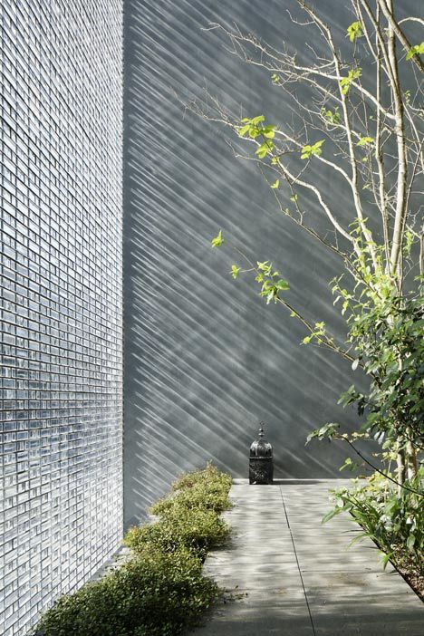 Optical Glass House by Hiroshi Nakamura Japanese Architecture, Hiroshi Nakamura, Glass Blocks Wall, Interior Design Minimalist, Glass Brick, Brick Architecture, Brick Facade, Glass Facades, Glass Blocks