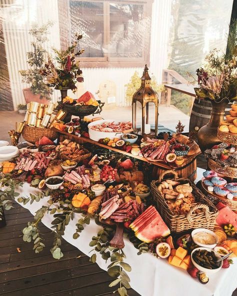 Charcuterie Wedding, Brunch Mesa, Charcuterie Board Wedding, Deco Buffet, Wedding Appetizers, Cocktail Hour Wedding, Charcuterie Inspiration, Reception Food, Party Food Platters