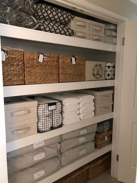 Black Wire Basket, Dekorere Bad, Organizar Closet, Organized Closet, Desain Pantry, Storage Baskets With Lids, Grey Storage, House Organisation, Linen Cupboard