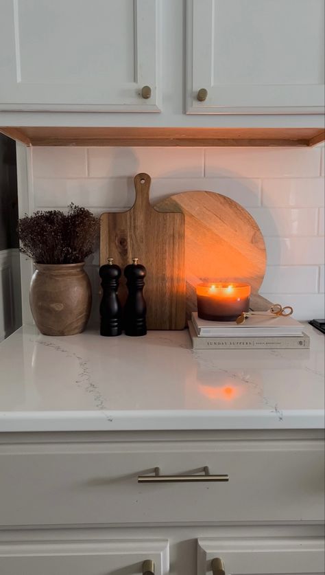 Simple Kitchen Styling, Home Decor First Home, Oval Kitchen Table Decor, Wooden Tray For Kitchen Counter, Kitchen Ideas Countertops Decor, Cook Books On Kitchen Counter, White And Wood Apartment Decor, Styling Tops Of Kitchen Cabinets, Kitchen Countertop Tray Decor