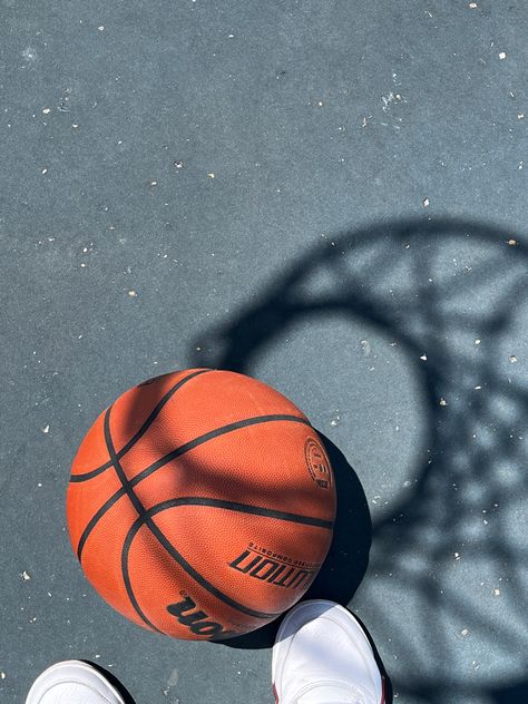 Basketball Asethic, Emo Boy Art, Photo Basket, Basket Aesthetic, Aesthetic Basketball, Basketball Pics, Cool Basketball Wallpapers, Basketball Aesthetic, Moon Background