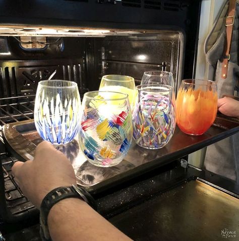 Diy Stemless Wine Glasses Ideas, Paint Wine Glasses Diy, Diy Painted Wine Glasses, Painting Wine Glasses, Paint Wine Glasses, Wine Glasses Diy, Hand Painted Wine Glasses Diy, Painted Tumblers, Simple Glasses