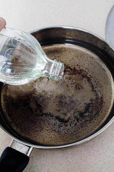 How To Clean Burnt Pans With Vinegar and Baking Soda Household Cleaning Tips, Cleaning Recipes, Cleaning Burnt Pans, Clean Burnt Pots, Nyttige Tips, Baking Soda Water, Astuces Diy, Kitchen Cleaning Hacks, Diy Cleaners