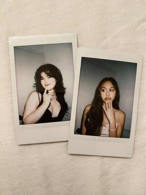 Polaroid Party Pictures, Self Polaroid Pictures, Polariod Aesthetic Girl, Polaroid Friend Pictures, Polaroid Style Pictures, Best Friend Polaroid Pictures Aesthetic, Polaroid Pics Ideas, Polaroid Pictures Poses, Polaroid Pose Ideas