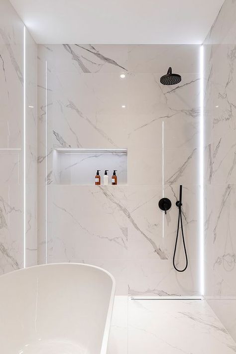 Luxury Marble Bathroom, Modern Marble Bathroom, Dekorere Bad, Bilik Air, White Marble Bathrooms, Bilik Idaman, Shiplap Bathroom, تصميم داخلي فاخر, White Marble Tiles