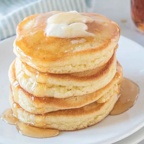 Fluffy Keto Pancakes (Like the Real Ones!) - Keto In Pearls Fluffy Keto Pancakes, Best Keto Pancakes, Grain Free Pancakes, Cheese Keto, Keto Breakfasts, Almond Flour Pancakes, Keto Bagels, Sugar Free Maple Syrup, Keto Recipes Breakfast