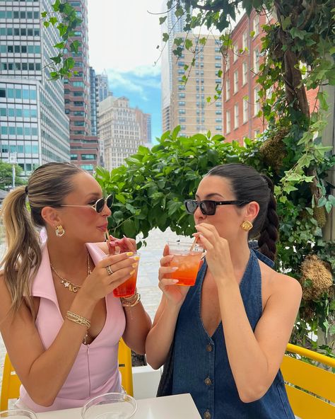 carter brannan | another aperol spritz plz !! 🍊 | Instagram Miami City Outfits, City Girl Aesthetic Outfit Summer, Walking Around The City Outfit Summer, City Girl Summer Outfits, Chicago Summer Outfit Street Style, Best Friend Outfits Aesthetic, Dinner In The City Outfit, Mexico City Photo Ideas, New York Photo Ideas Summer