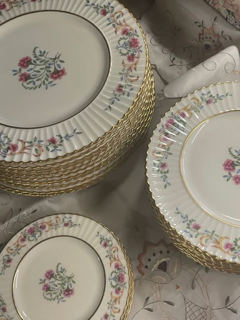 Vintage Crockery Aesthetic, China Tea Set Aesthetic, Unique China Sets, Vintage Fine China, Beautiful Plates Tableware, Fine China Plates, Vintage China Aesthetic, Antique Plates Vintage, Beautiful China Dishes