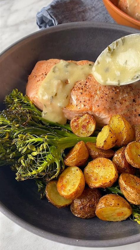 Baked Salmon With Lemon, Baked Salmon Lemon, Salmon With Lemon, Plats Healthy, Fest Mad, Healthy Food Dishes, Idee Pasto, Healthy Food Motivation, Healthy Lifestyle Food