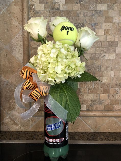 Senior Day Tennis Ideas, Tennis Senior Gifts High Schools, Senior Tennis Night Ideas, Tennis Ball Flower Arrangement, Tennis Banquet Centerpieces, Tennis Ball Decorations, Tennis Party Decorations Centerpieces, Tennis Banquet Decorations, Tennis Ball Bouquet