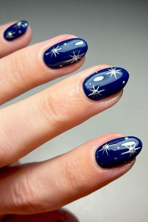 Navy blue nails adorned with silver stars by @nicolarose_beauty offer a distinct allure, radiating a unique and sophisticated vibe that sets them apart from their golden counterparts. Don't miss out on the ultimate navy blue nail inspiration! Head to Nailustrous now to explore our latest article showcasing the best 25 Navy Blue Nails design ideas. Blue Nails Design Ideas, Blue Nail Inspiration, Navy And Silver Nails, Blue Nails Design, Nail Deaigns, Navy Nails Design, Navy Nail Art, Navy Blue Nail Designs, Blue Nail Design