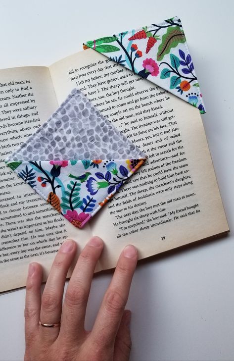 How To Make Quick & Easy Fabric Book Marks - Crafts To Make With Fleece, Book Related Sewing Projects, Fabric Bundles Ideas, Fleece Fabric Scrap Projects, Diy Cheap Crafts To Sell, Easy Sew Pencil Case, Cold Weather Sewing Projects, Book Sharing Ideas, Old Tshirt Upcycle