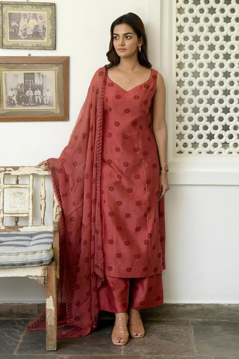 Long Kurta Designs, Kurta Set With Dupatta, Stylish Kurtis Design, Red Kurta, Fest Outfits, Simple Kurta Designs, Simple Kurti Designs, Desi Fashion Casual, Salwar Designs