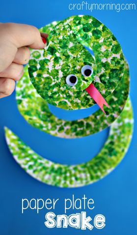 Paper Plate Snake Craft Using Rolling Pins & Bubble Wrap #kids art project - Crafty Morning Snake Craft, Jungle Crafts, Snake Crafts, Crafty Morning, Aktiviti Kanak-kanak, Paper Plate Crafts For Kids, Aktivitas Montessori, Animal Crafts For Kids, Daycare Crafts