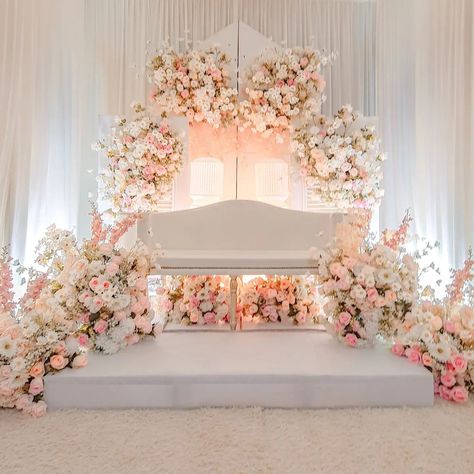 Wedding Throne Decoration, Wedding Throne, Dekor Akad, Debut Decorations, Pelamin Tunang, Pelamin Nikah, Moodboard Wedding, Nikah Decor, Engagement Stage Decoration