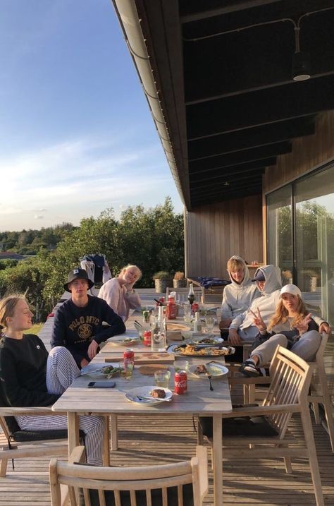 Extended Family Aesthetic, Airbnb With Friends Aesthetic, Large Family Aesthetic, Chilling With Friends Aesthetic, Drømme Liv, Life Vision Board, Photographie Inspo, Dream Lifestyle, Friendship Goals