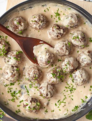 SWEDISH MEATBALLS MADE WITH CAMPBELL’S® CREAM OF MUSHROOM SOUP Swedish Meatball Gravy, Best Swedish Meatball Recipe, Swedish Meatball Sauce, Recipe With Cream Of Mushroom Soup, Easy Mushroom Soup, Best Broccoli Cheese Soup, Mushroom Meatballs, Swedish Meatballs Easy, Campbells Soup Recipes