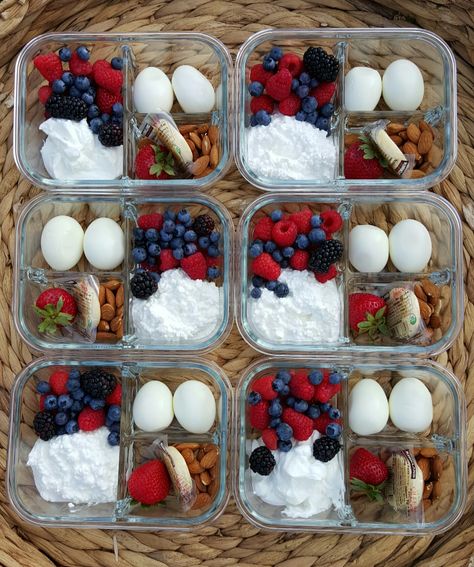 Well, it's back-to-school   back-to-routine time! I thrive on routine, and I also thrive when I Plan   Prep! Soo...I threw these FUN little boxes together for quick grab n' go breakfast this week! These bento boxes contain 35-40  grams of high-quality protein, active cultures, and LOADS of nutrients! Use my ideas as Clean Eating Breakfast, Breakfast Bento Boxes, Breakfast Bento, Breakfast Protein, What Is Healthy Eating, Packed Breakfast, High Protein Meal Prep, Grab And Go Breakfast, Idee Pasto