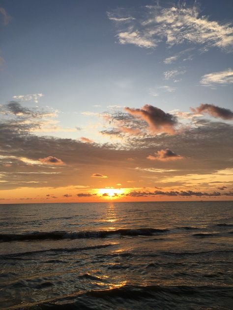 sunset di pantai Nature, Gambar Estetic, Sky Aesthetic Sunsets, View Pantai, Sunset Beach Aesthetic, Pantai Aesthetic, Kartu Tarot, Afternoon Sky, Tanjung Pinang