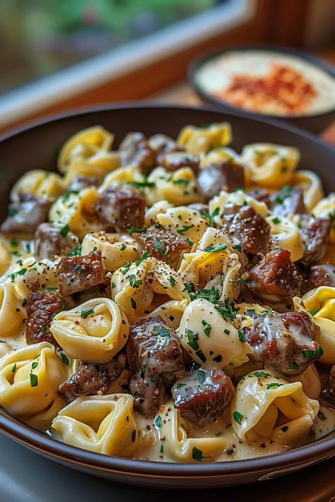 Discover the joy of making Cheesesteak Tortellini to create a perfect blend of tender tortellini, beef steak, and a rich provolone sauce. Tortellini, Pan Dishes, Tortellini Recipes, Weekday Meals, Beef Dinner, Provolone, Beef Dishes, Marinara, A Bowl