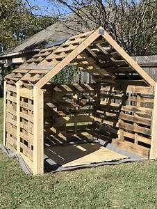 Shed Out Of Pallets, Diy Pallet Shed, Casa In Pallet, Pallet Shed Plans, Halloween Patio, Pallet Barn, Pallet Playhouse, Small Pallet, Pallet Building