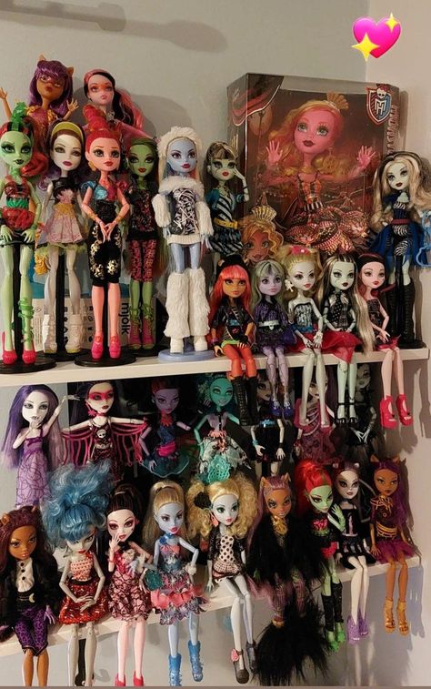 Figurine, Monster High Dolls 2000s, Gen 3 Monster High Dolls, Gen 1 Monster High, Original Monster High Dolls, Og Monster High Dolls, Old Monster High Dolls, Monster High Doll Display, Monster High Dolls Collection