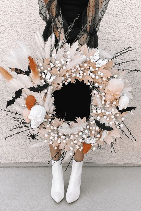 Diy Boho Halloween Wreath, Diy Halloween Decorations Spooky, Fall Boho Wreaths For Front Door, Diy Modern Fall Decor, Modern Organic Halloween Decor, Fall Decor Ideas Outdoor, Front Door Decor Halloween, Modern Halloween Wreath, Desert Halloween Decor