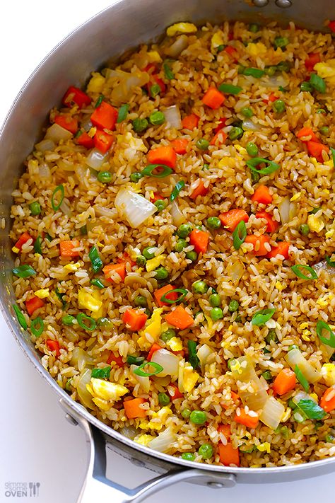 How To Make Fried Rice | gimmesomeoven.com Make Fried Rice, Být Fit, Making Fried Rice, Fried Rice Easy, Makanan Diet, Alfredo Sauce, Diet Keto, Rice Recipe, Classic Food